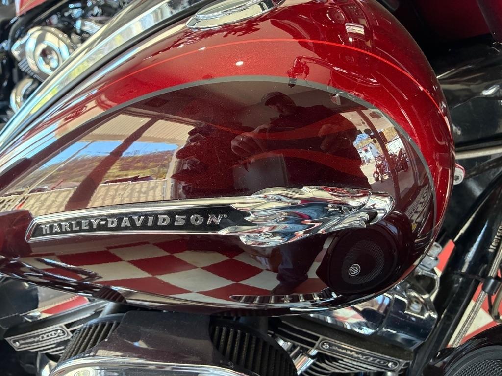 Harley-Davidson FLHXSE  2012