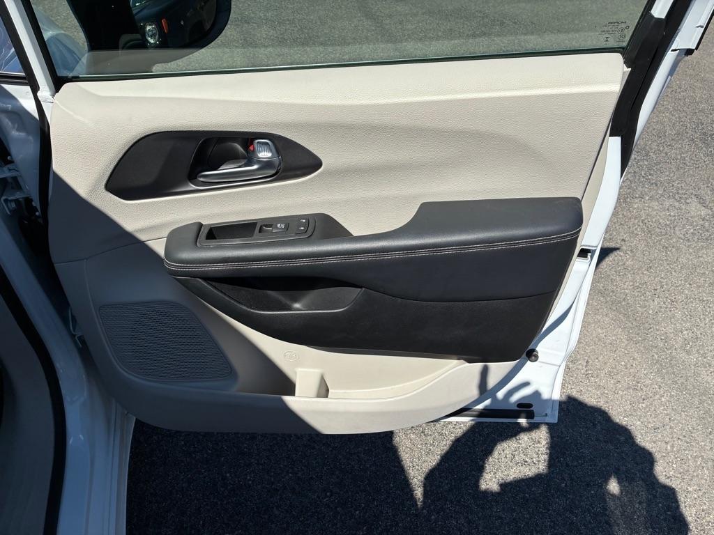 Chrysler Pacifica Touring L 2024