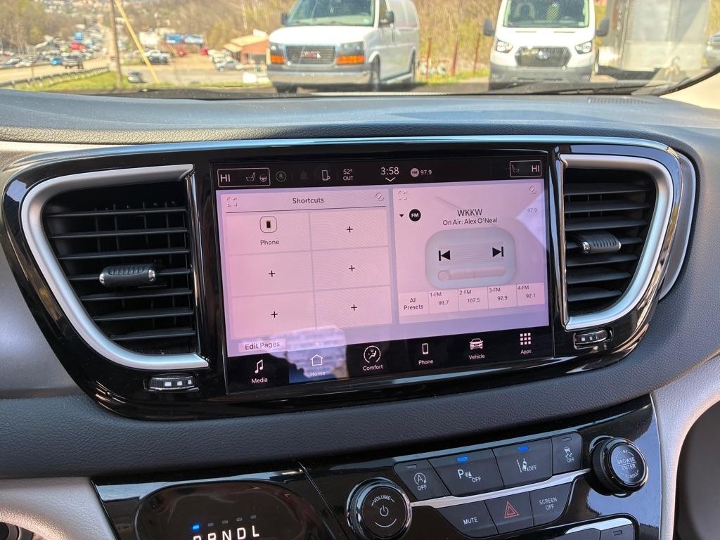 Chrysler Pacifica Touring L 2024