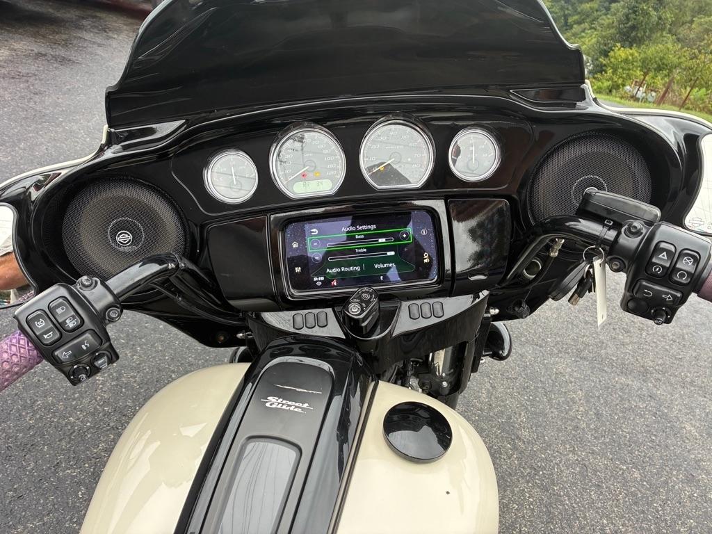Harley-Davidson FLHXST  2023
