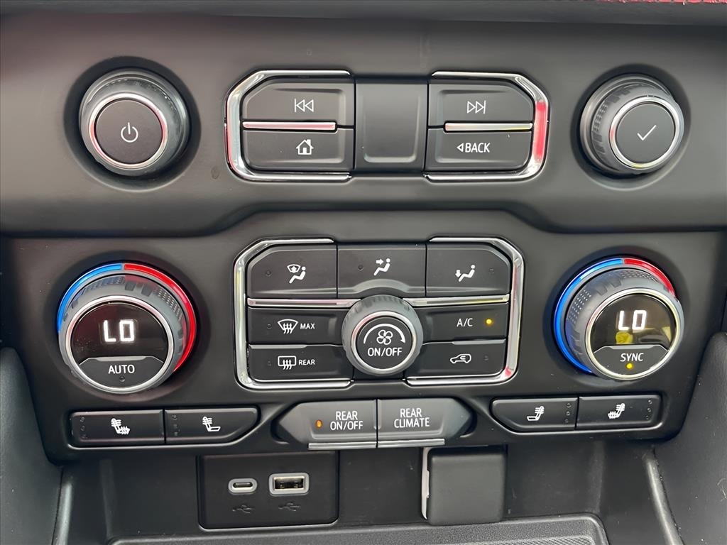 Chevrolet Suburban 4WD 4dr RST 2022
