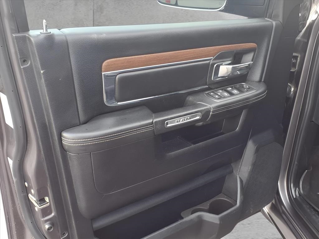 RAM 1500 4WD Crew Cab 140.5" Laramie 2015