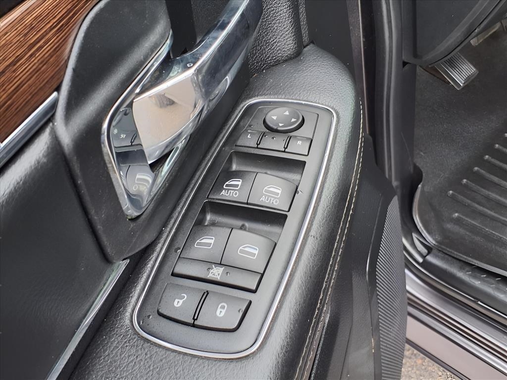 RAM 1500 4WD Crew Cab 140.5" Laramie 2015