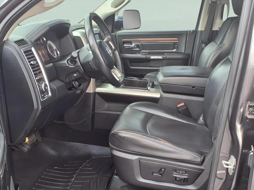 RAM 1500 4WD Crew Cab 140.5" Laramie 2015