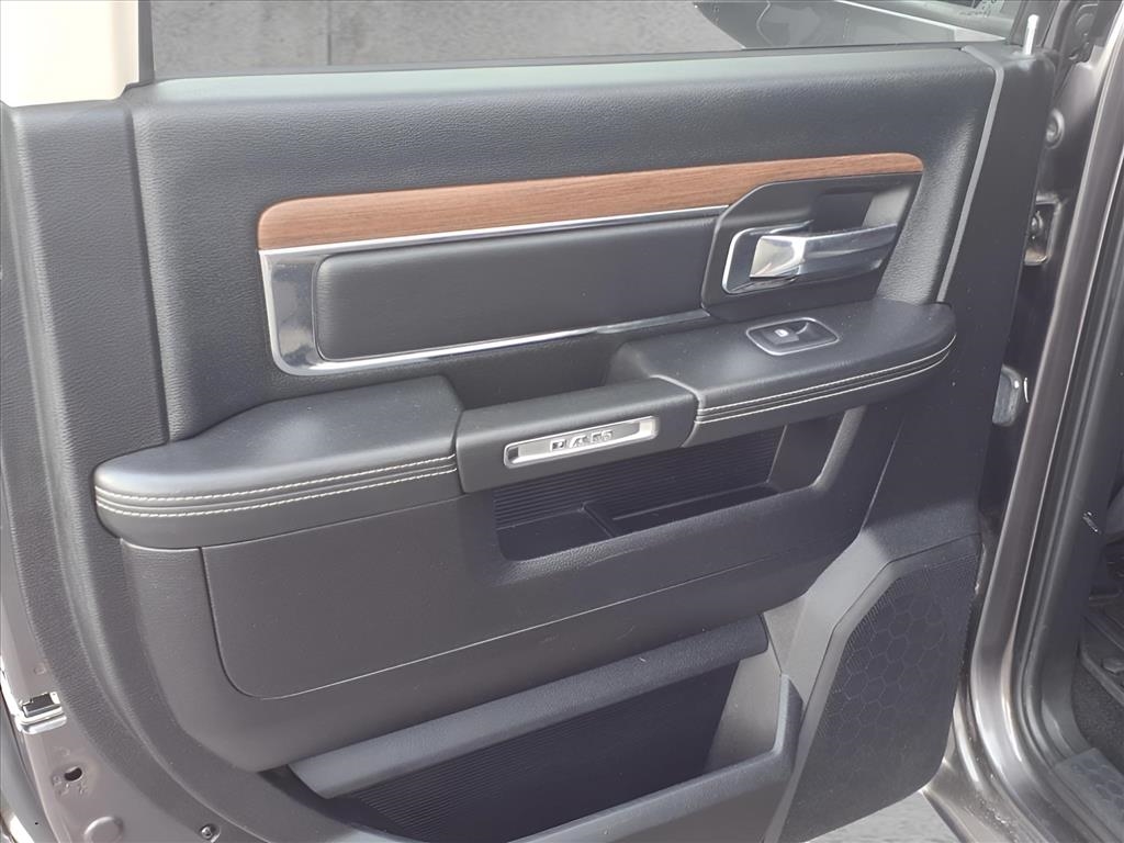 RAM 1500 4WD Crew Cab 140.5" Laramie 2015