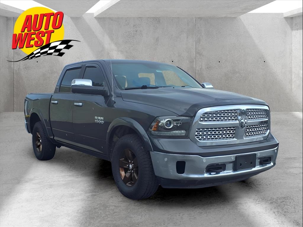 RAM 1500 4WD Crew Cab 140.5" Laramie 2015
