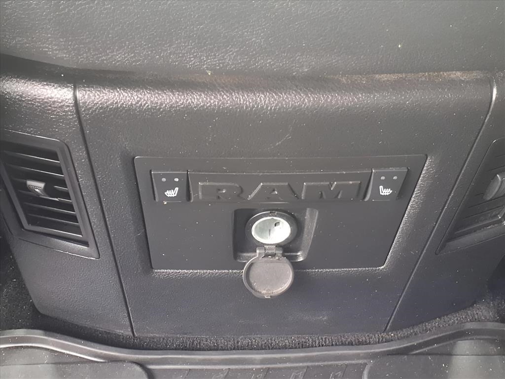 RAM 1500 4WD Crew Cab 140.5" Laramie 2015