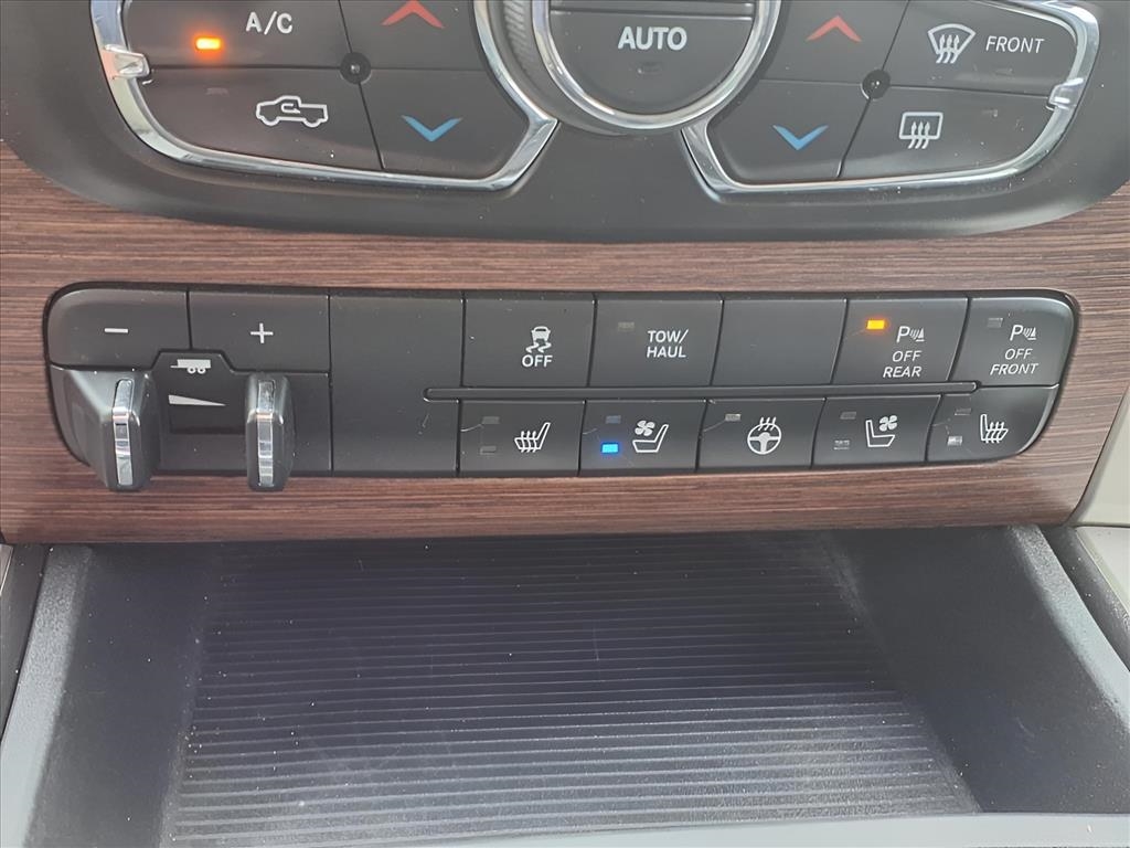 RAM 1500 4WD Crew Cab 140.5" Laramie 2015
