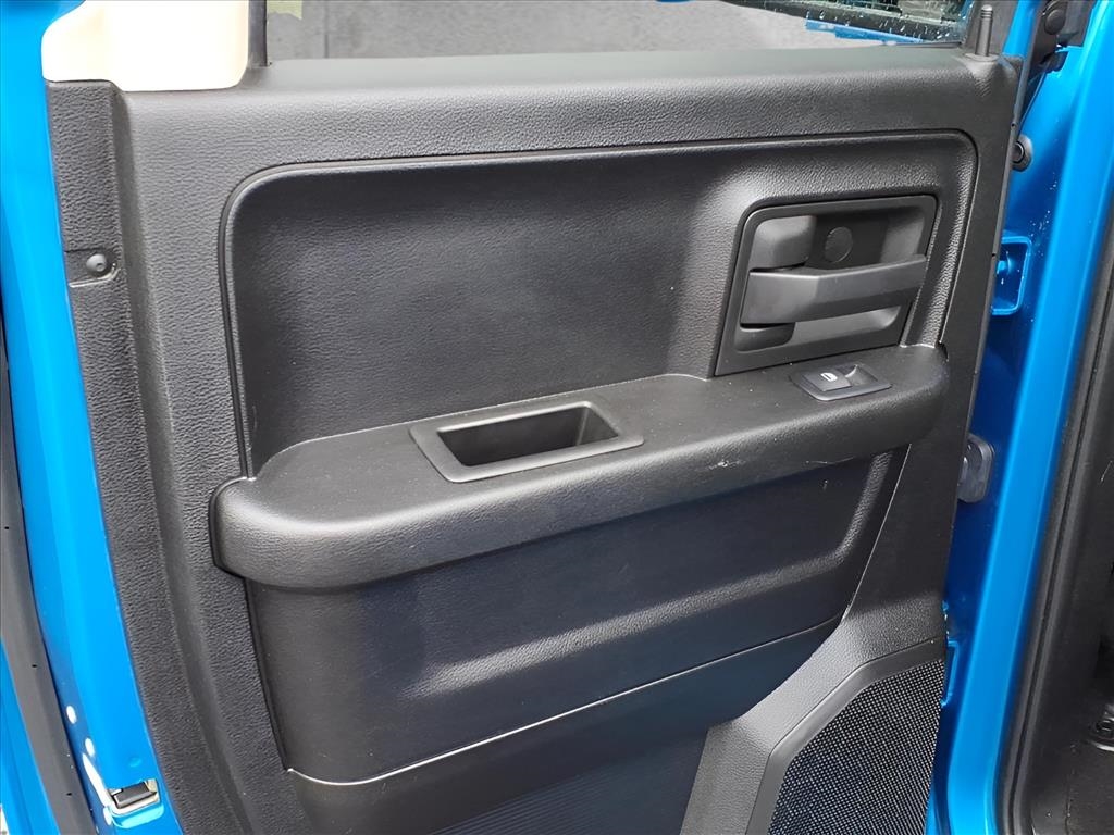 RAM 1500 Classic Express 4x4 Quad Cab 6'4" Box 2021