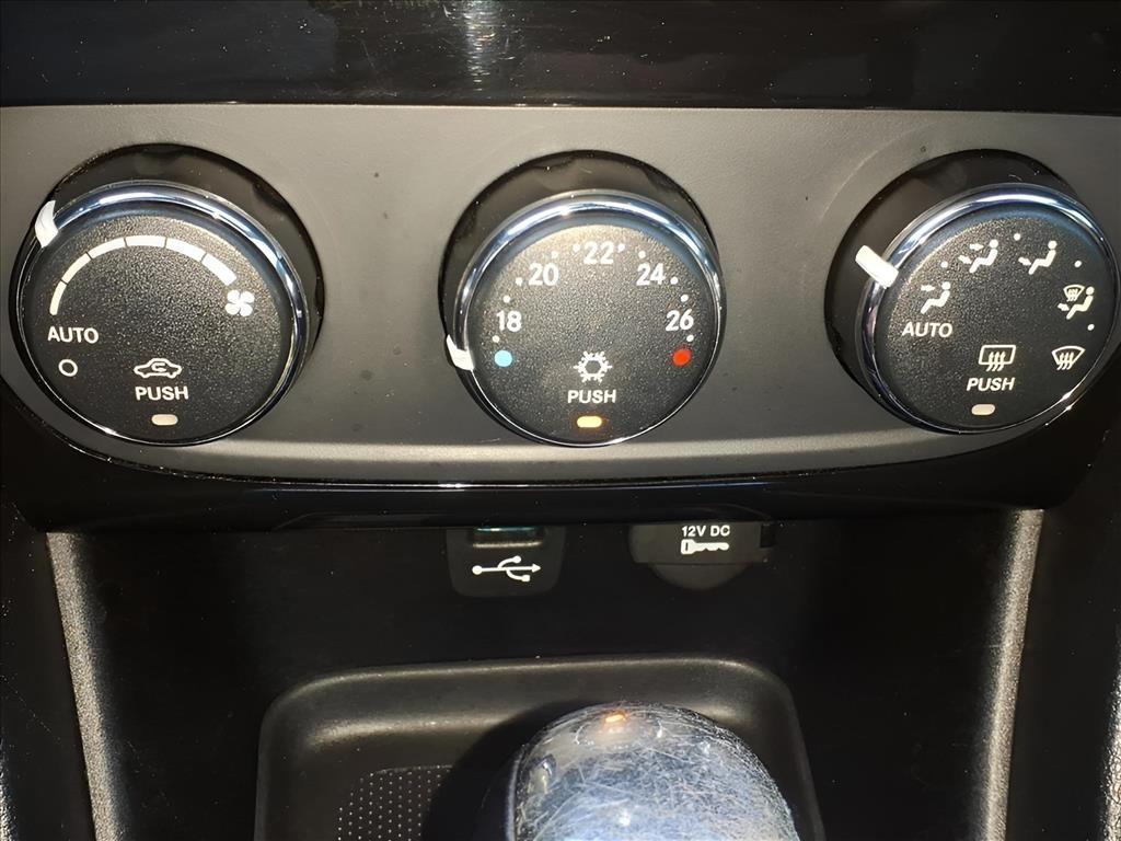 2013 Chrysler 200 Limited - Photo 26