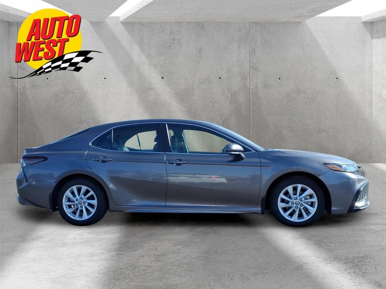 Toyota Camry SE 6-Spd AT 2024
