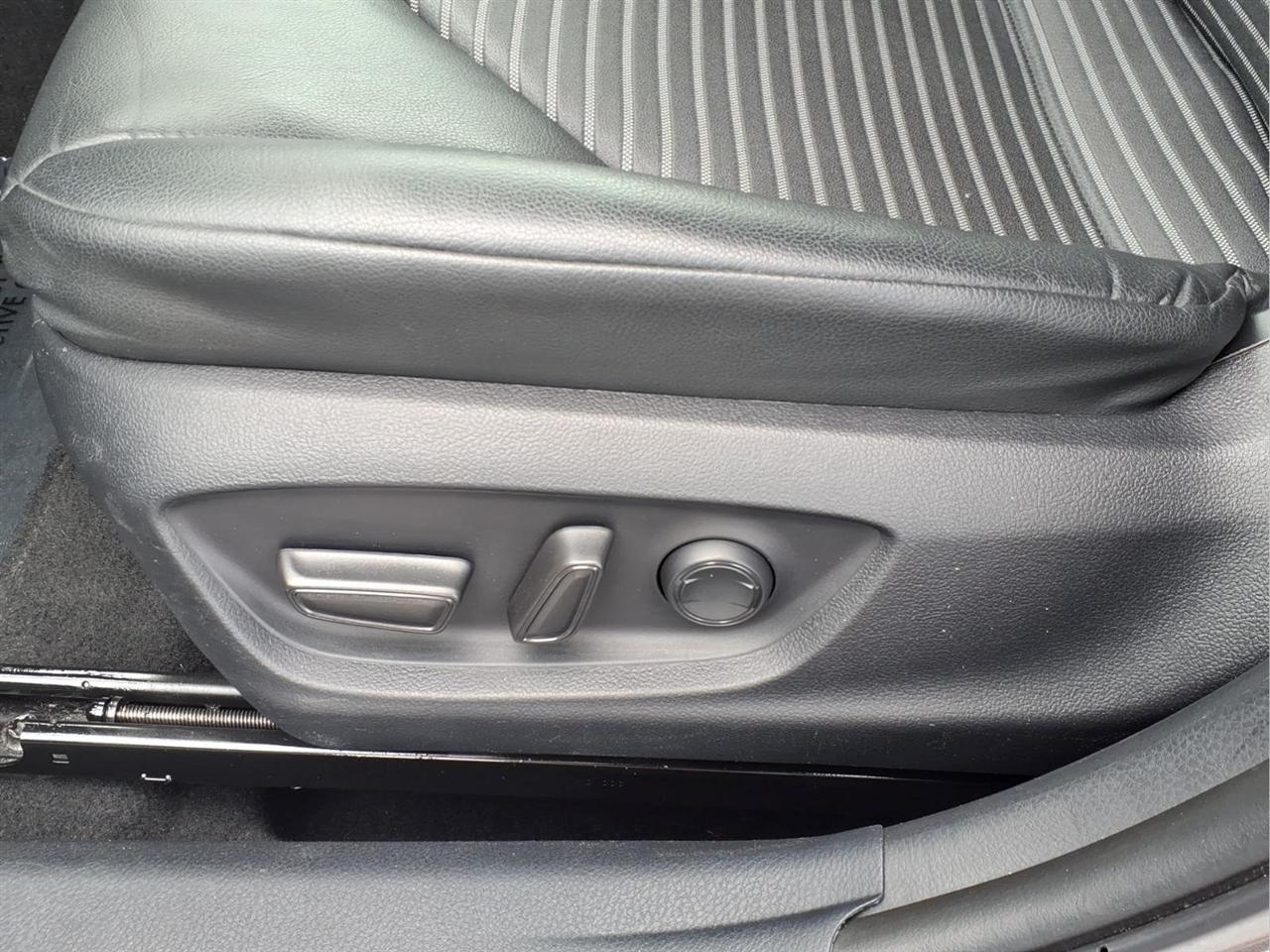 Toyota Camry SE Auto (Natl) 2024