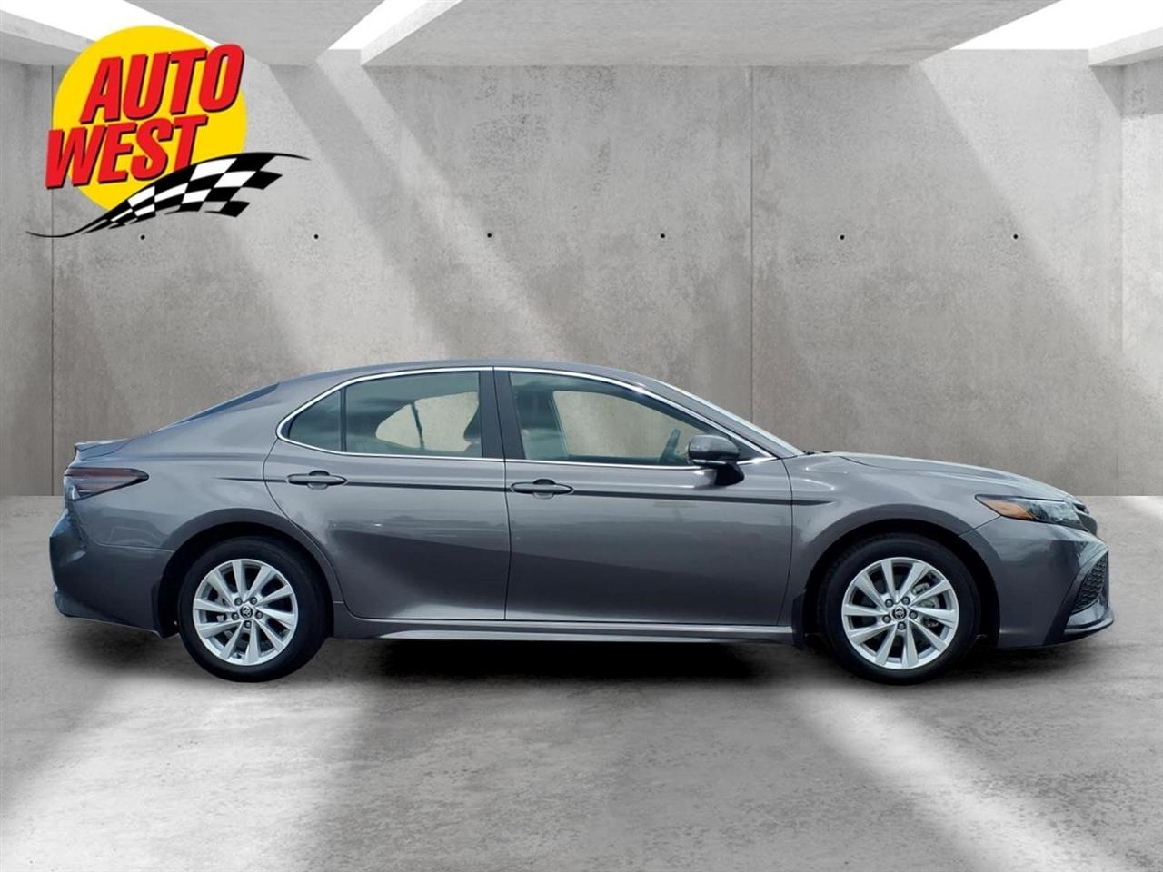 Toyota Camry SE Auto (Natl) 2024