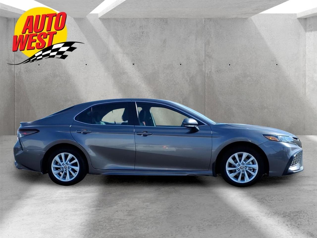 Toyota Camry SE Auto (Natl) 2024