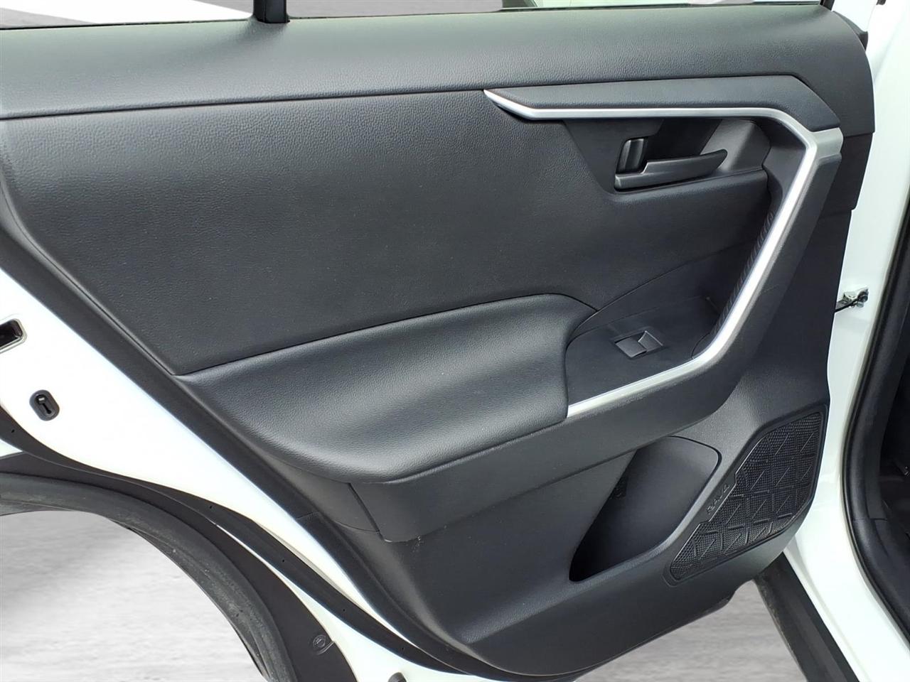 Toyota RAV4 Hybrid LE AWD (Natl) 2021
