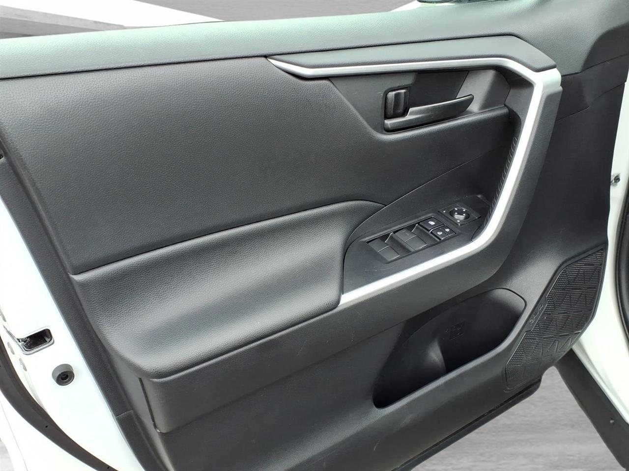 Toyota RAV4 Hybrid LE AWD (Natl) *Ltd Avail* 2021