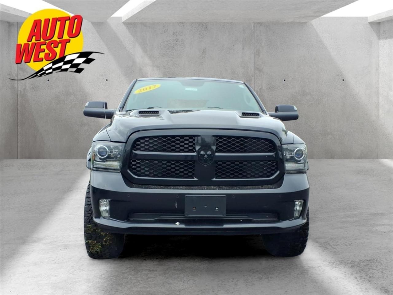 RAM 1500 4WD Crew Cab 140.5" Night 2017