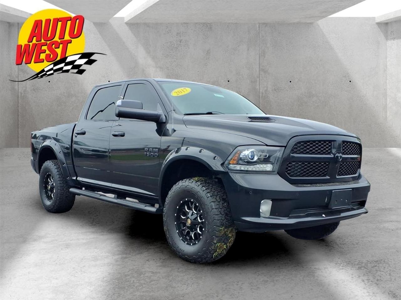 RAM 1500 4WD Crew Cab 140.5" Night 2017