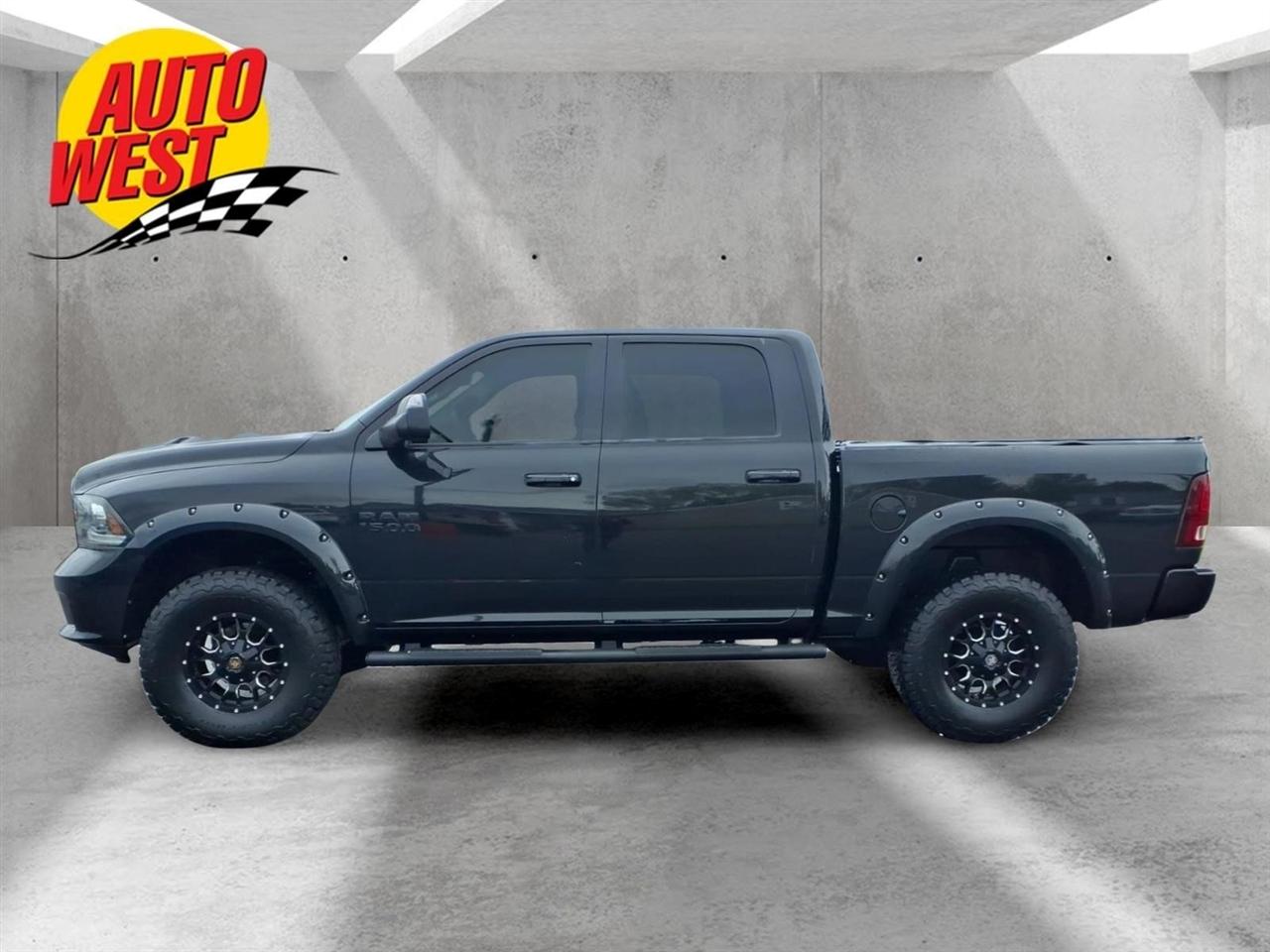RAM 1500 4WD Crew Cab 140.5" Night 2017