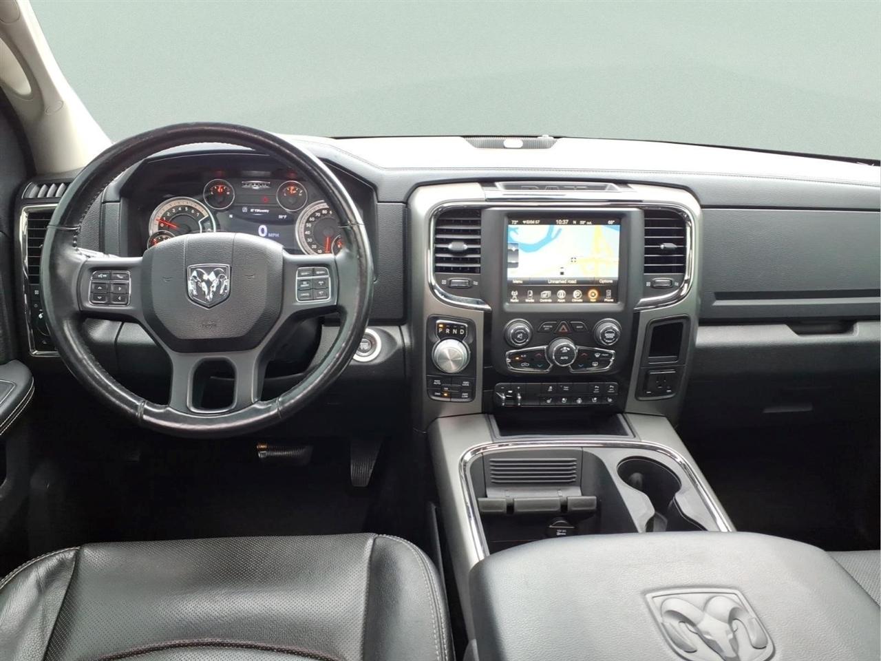 RAM 1500 4WD Crew Cab 140.5" Night 2017