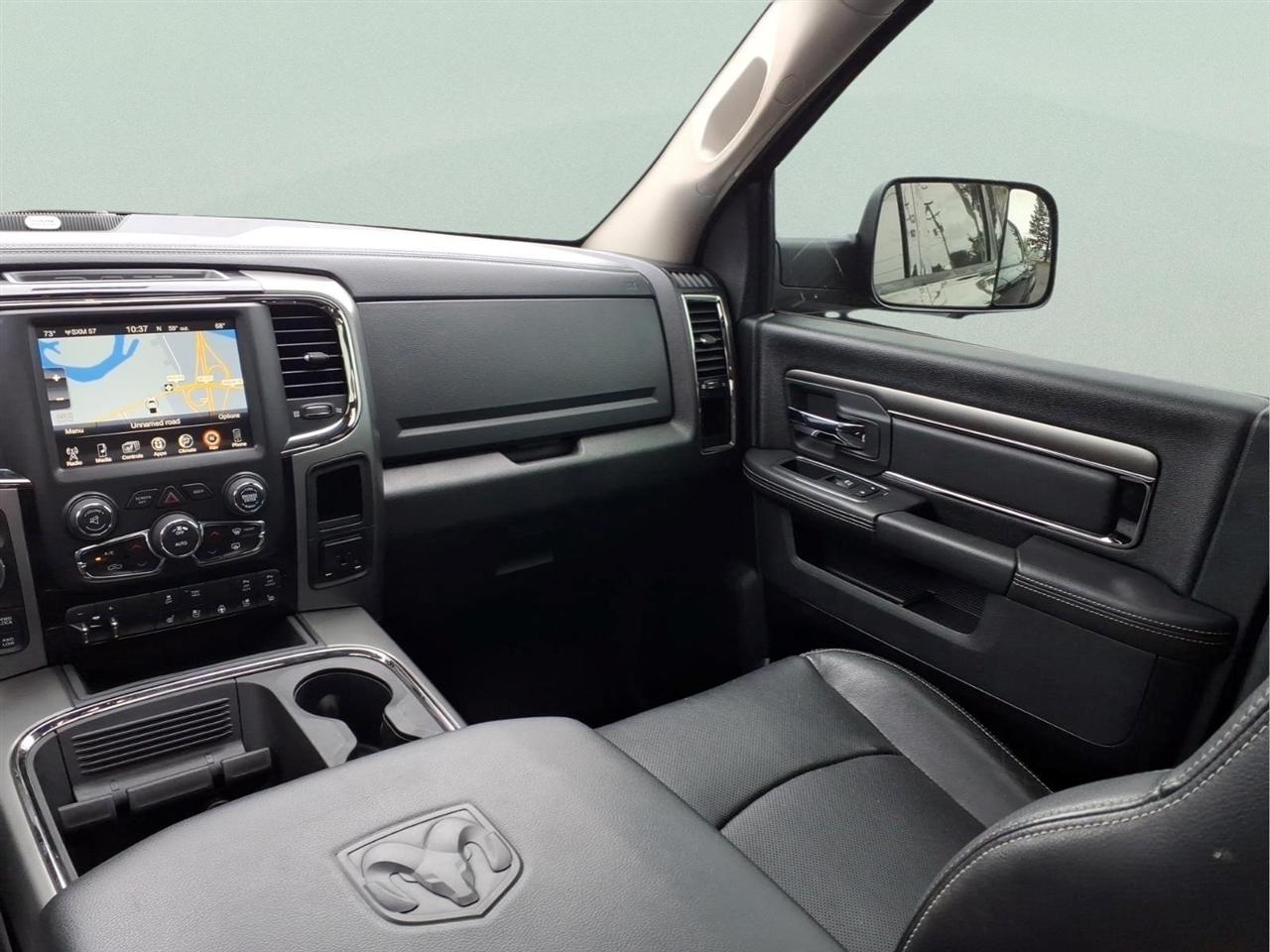 RAM 1500 4WD Crew Cab 140.5" Night 2017