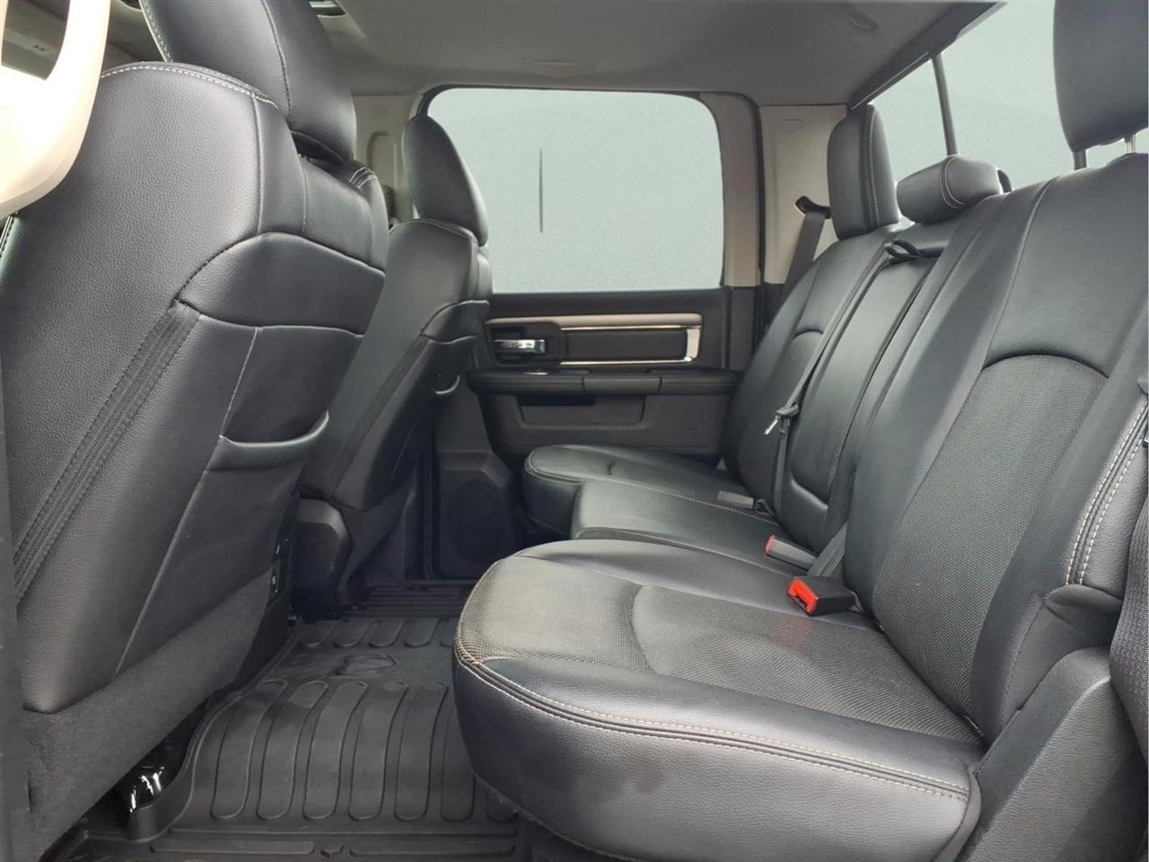 RAM 1500 4WD Crew Cab 140.5" Night 2017
