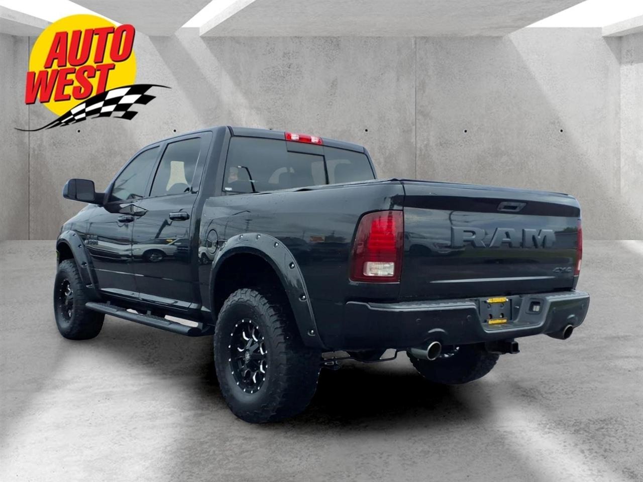 RAM 1500 4WD Crew Cab 140.5" Night 2017