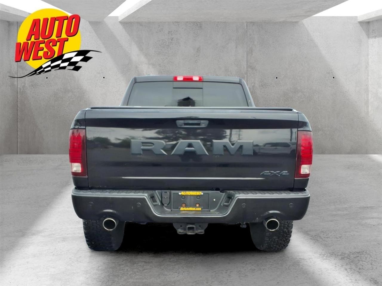RAM 1500 4WD Crew Cab 140.5" Night 2017