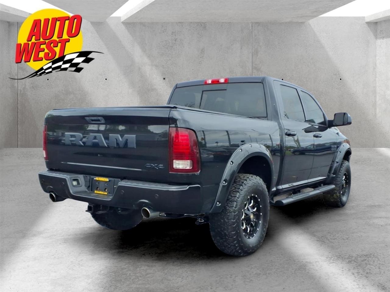 RAM 1500 4WD Crew Cab 140.5" Night 2017