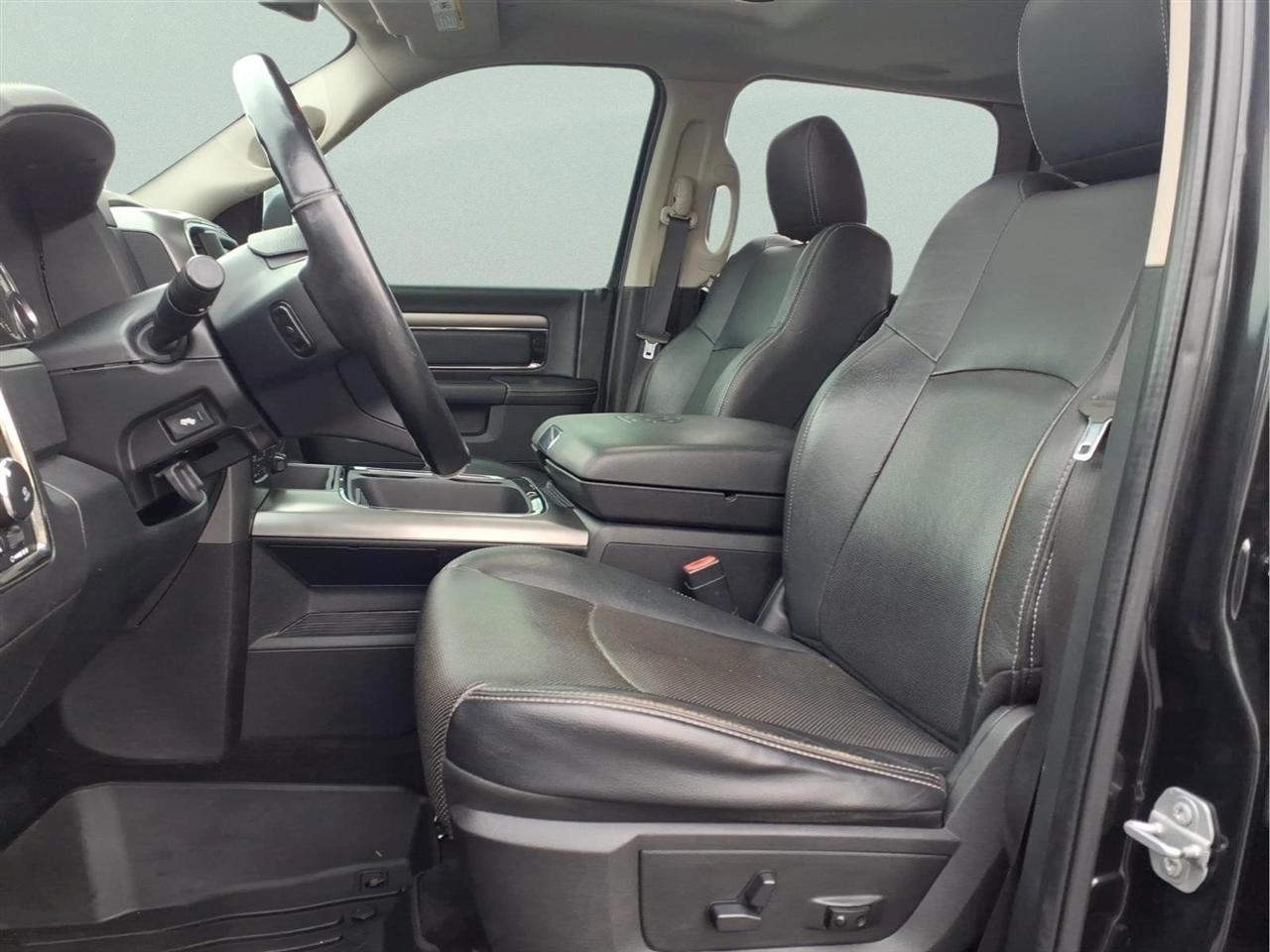 RAM 1500 4WD Crew Cab 140.5" Night 2017