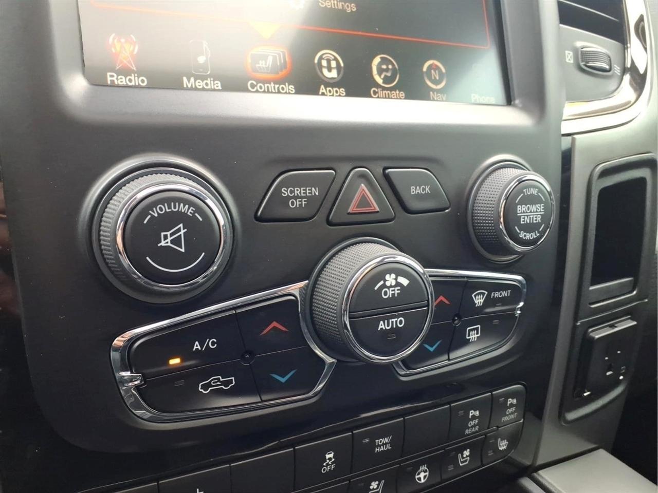 RAM 1500 4WD Crew Cab 140.5" Night 2017