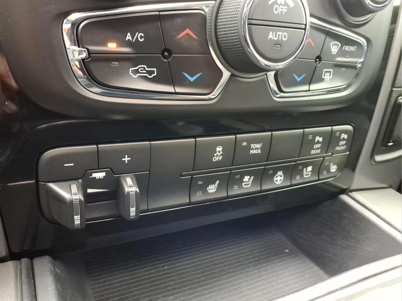 RAM 1500 4WD Crew Cab 140.5" Night 2017
