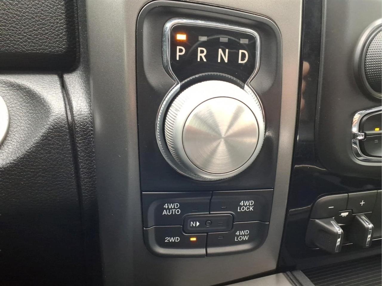 RAM 1500 4WD Crew Cab 140.5" Night 2017