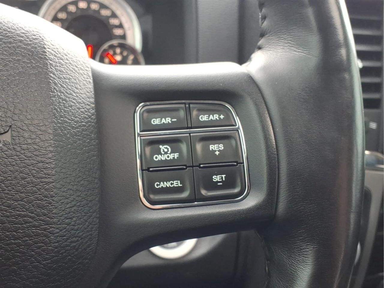 RAM 1500 4WD Crew Cab 140.5" Night 2017