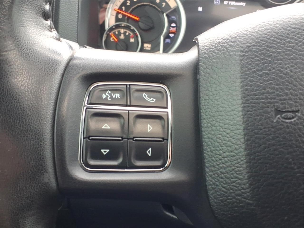 RAM 1500 4WD Crew Cab 140.5" Night 2017