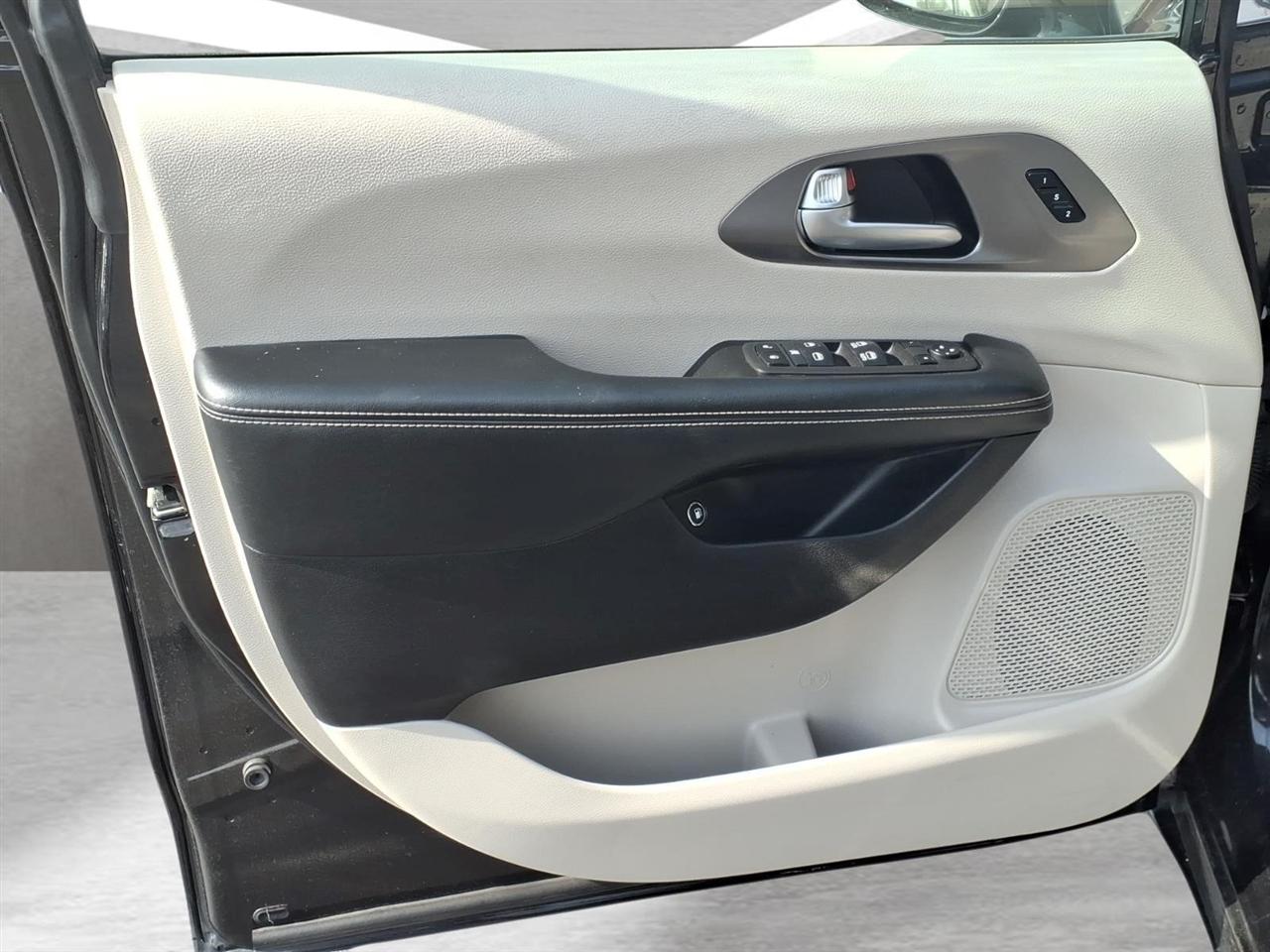 Chrysler Pacifica Hybrid Touring L FWD 2021