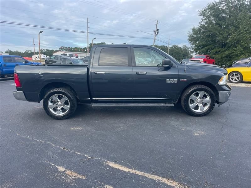 2018 Ram 1500 SLT photo 4