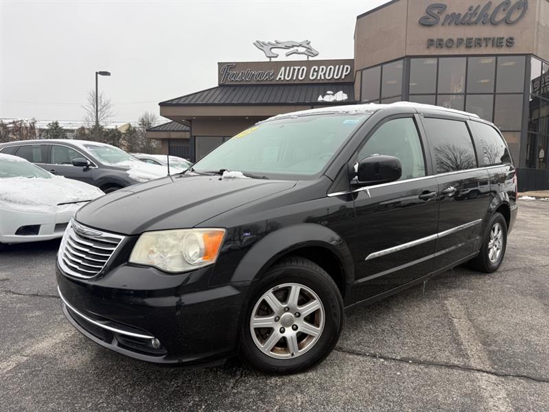 2013 Chrysler Town & Country Touring's photo