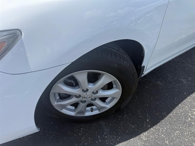 Toyota Camry Base 6-Spd AT 2011