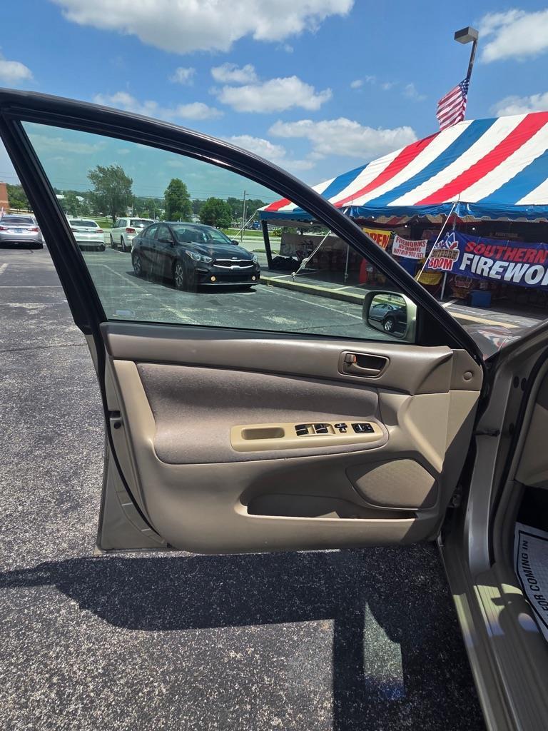 Toyota Camry LE 2004