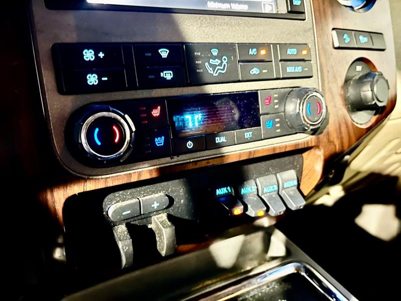 Ford F-250 SD Lariat Crew Cab 4WD 2012 Ford F-250 SD Lariat Crew Cab 4WD 2012