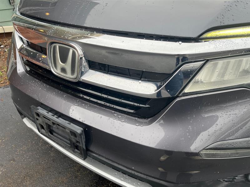 Honda Pilot Touring w/Rear Captain's Chairs 2019