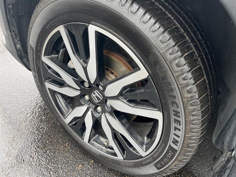 Honda Pilot Touring w/Rear Captain's Chairs 2019