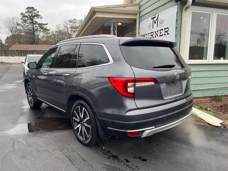 Honda Pilot Touring w/Rear Captain's Chairs 2019