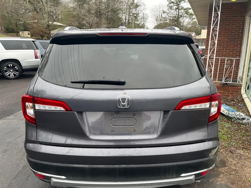 Honda Pilot Touring w/Rear Captain's Chairs 2019
