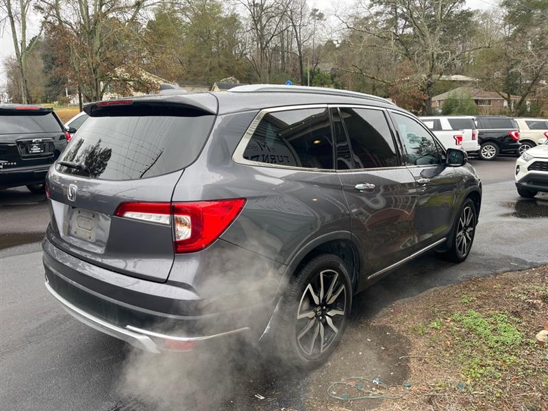 Honda Pilot Touring w/Rear Captain's Chairs 2019