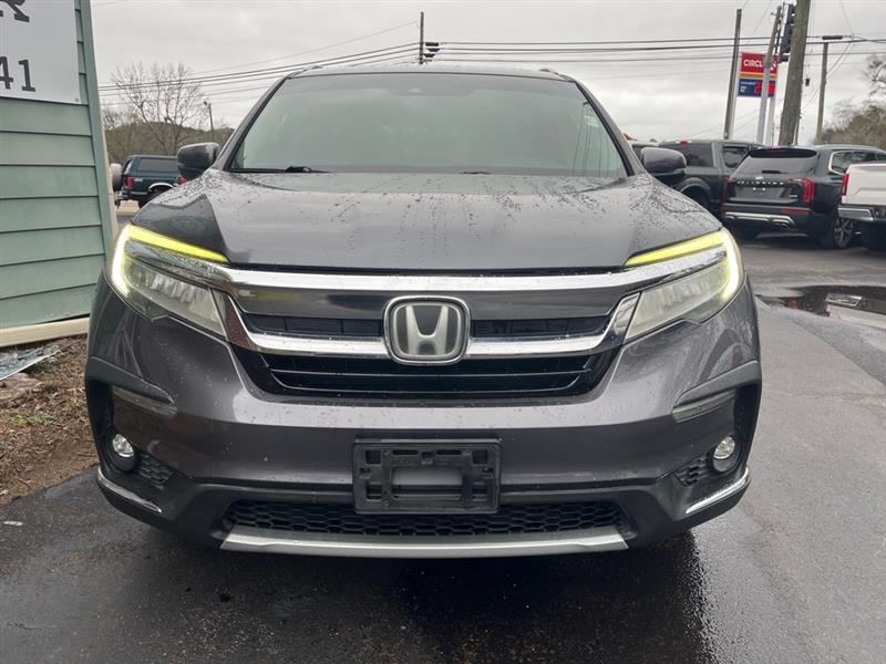 Honda Pilot Touring w/Rear Captain's Chairs 2019