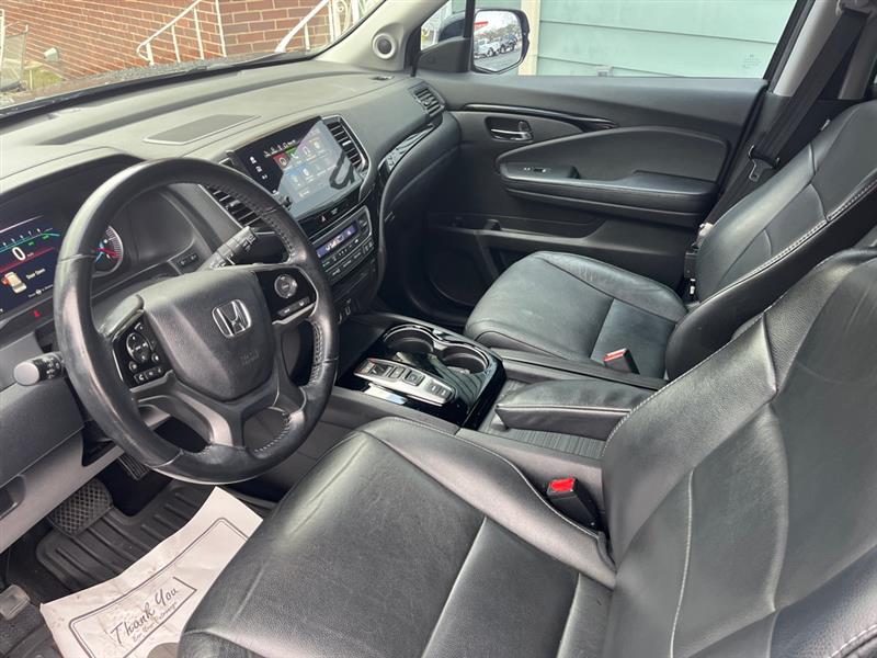 Honda Pilot Touring w/Rear Captain's Chairs 2019