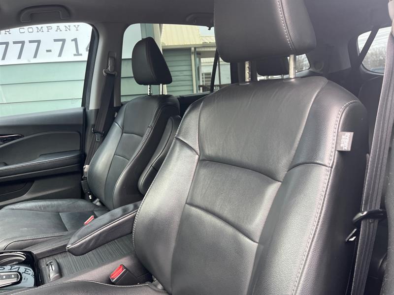 Honda Pilot Touring w/Rear Captain's Chairs 2019