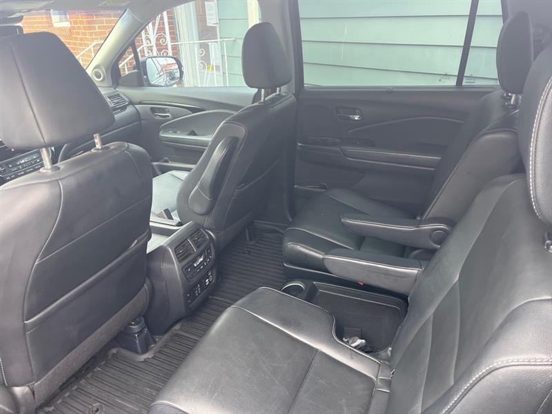 Honda Pilot Touring w/Rear Captain's Chairs 2019
